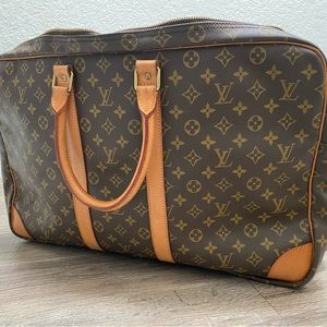 Pre owned Authentic Louis Vuitton Sirius 50, with 3 zipper compartments.